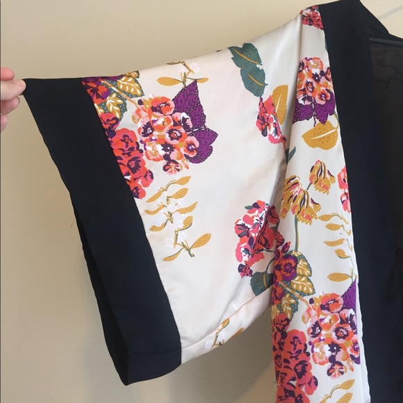 H&M conscious collection floral kimono! - Picture 4 of 7